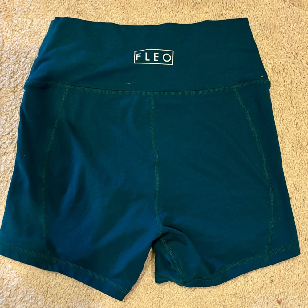 Fleo shorts contour